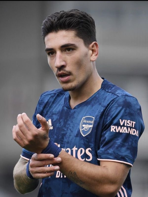 Héctor Bellerín – Middle Part Mullet